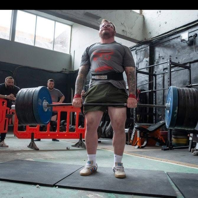 Vinny Jones locking out a heavy deadlift